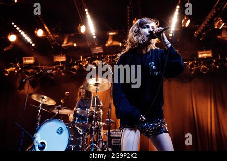 Roskilde, Dänemark. Juli 2019. Die englische Punk-Band Petrol Girls spielt ein Live-Konzert während des dänischen Musikfestivals Roskilde Festival 2019. Hier ist Sänger Ren Aldridge live auf der Bühne zu sehen. (Foto: Gonzales Photo - Thomas Rungstrom). Stockfoto