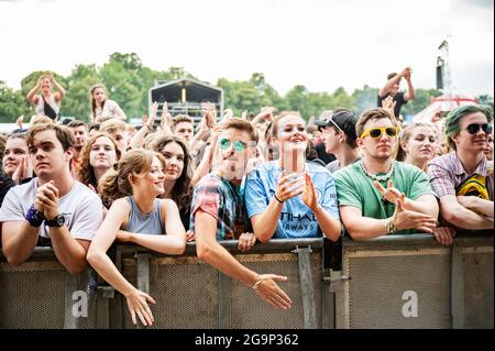 Sheffield, Großbritannien. Juli 2021. Die Festivalbesucher erregten sich am 2. Tag, als sich das Tramlines Festival 2021 in Sheffield der dritten Phase der Regierungsveranstaltungen anschließt Stockfoto