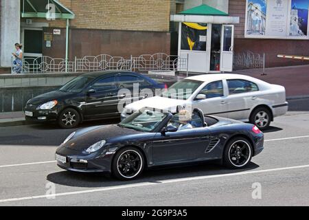 Kiew, Ukraine - 10. Juni 2017. Blauer Porsche Boxster in Bewegung. Stockfoto