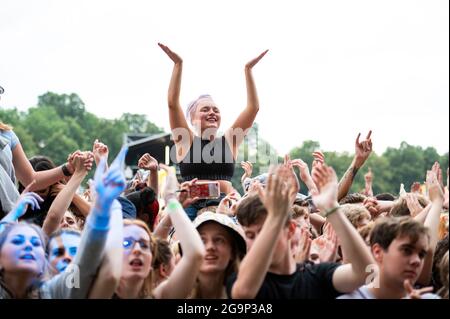 Sheffield, Großbritannien. Juli 2021. Die Festivalbesucher erregten sich am 2. Tag, als sich das Tramlines Festival 2021 in Sheffield der dritten Phase der Regierungsveranstaltungen anschließt Stockfoto