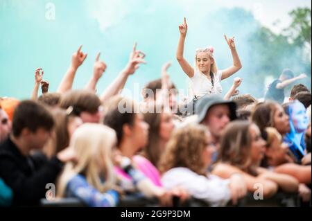 Sheffield, Großbritannien. Juli 2021. Die Festivalbesucher erregten sich am 2. Tag, als sich das Tramlines Festival 2021 in Sheffield der dritten Phase der Regierungsveranstaltungen anschließt Stockfoto