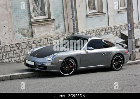 Kiew, Ukraine - September 2017: ​Porsche 911 Carrera S, Grey Supercar auf dem Hintergrund eines alten Gebäudes, das auf dem Bürgersteig in der Stadt geparkt ist Stockfoto