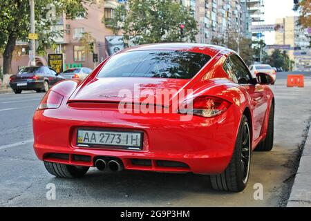 Kiew, Ukraine - 3. Juli 2013: Der rote Porsche Cayman S parkte in der Stadt Stockfoto