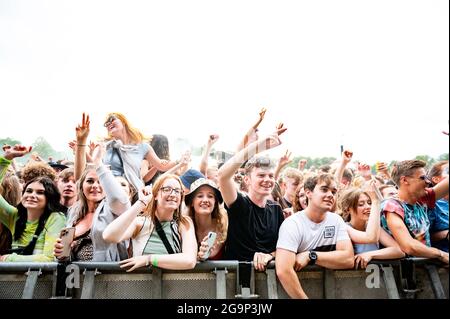 Sheffield, Großbritannien. Juli 2021. Die Festivalbesucher erregten sich am 2. Tag, als sich das Tramlines Festival 2021 in Sheffield der dritten Phase der Regierungsveranstaltungen anschließt Stockfoto