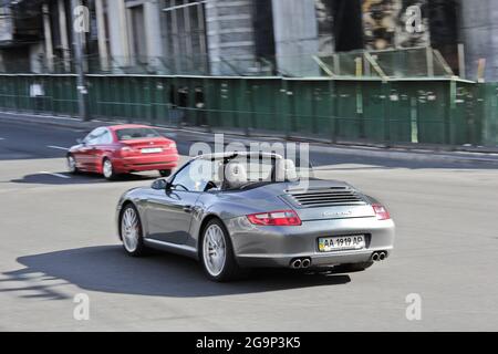 Kiew, Ukraine - 10. April 2014: Grauer Porsche 911 Carrera S in Bewegung Stockfoto