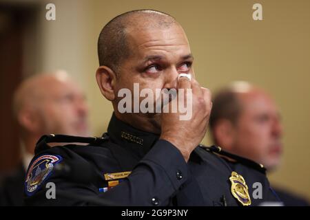 U.S. Capitol Police Officer Sgt. Aquilino Gonell wird emotional, als er vor dem House Select Committee, das den Angriff auf das US-Kapitol vom 6. Januar am 27. Juli 2021 im Canon House Office Building in Washington, DC untersucht, bezeugt. (Foto: Oliver Contreras/Pool/Sipa USA) Stockfoto