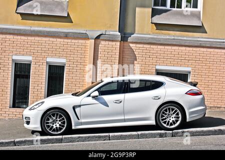 Kiew, Ukraine - 3. November 2017; der weiße Porsche Panamera parkte auf dem Bürgersteig vor der Kulisse eines Privathauses. Privates Auto Stockfoto