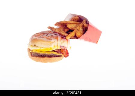 Wendy's Baconator Breakfast Sandwich mit gewürzten Kartoffeln Stockfoto