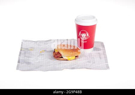Wendy's Eier, Speck, Käsefrühstück, Sandwich und heiße Kaffeetasse auf der Verpackung Stockfoto