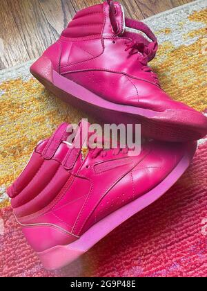 Hot pink reebok hot sale freestyle hi