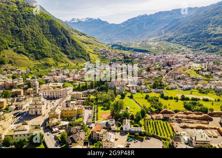 Tirano, Valtellina, Italien, Luftansicht der Stadt und des Heiligtums der seligen Jungfrau Stockfoto