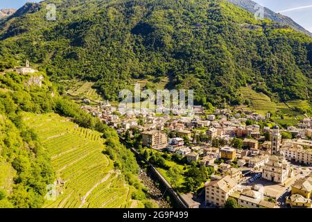 Tirano, Valtellina, Italien, Luftansicht der Stadt und des Heiligtums der seligen Jungfrau Stockfoto