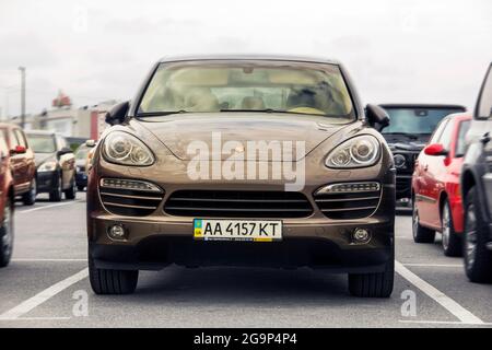 Kiew, Ukraine - 19. Mai 2020: Porsche Cayenne in der Stadt. Geparktes Auto. SUV Stockfoto