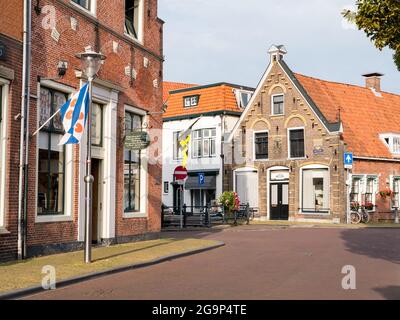 Straßenszene von Hoogend und Grootzand in der Altstadt von Sneek, Snits in Friesland, Niederlande Stockfoto