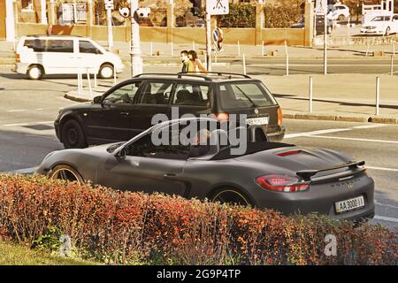 Kiew, Ukraine - 14. Oktober 2019: Schwarz matt Porsche Boxster 981 in der Stadt Stockfoto