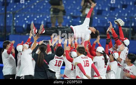 Tokio, Japan. Juli 2021. Die Spieler Japans feiern nach dem Softball-Finale zwischen Japan und den Vereinigten Staaten bei den Olympischen Spielen 2020 in Tokio, Japan, 27. Juli 2021. Quelle: Xue Yubin/Xinhua/Alamy Live News Stockfoto