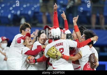 Tokio, Japan. Juli 2021. Die Spieler Japans feiern nach dem Softball-Finale zwischen Japan und den Vereinigten Staaten bei den Olympischen Spielen 2020 in Tokio, Japan, 27. Juli 2021. Quelle: Xue Yubin/Xinhua/Alamy Live News Stockfoto