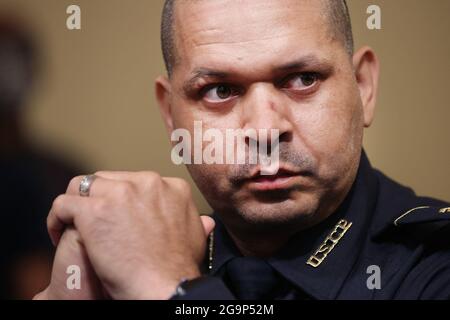 Capitol Police Officer Sgt. Aquilino Gonell bezeugt vor dem House Select Committee, das den Angriff vom 6. Januar auf das US-Kapitol am 27. Juli 2021 im Canon House Office Building in Washington, DC, USA untersucht. Mitglieder der Strafverfolgungsbehörden sagten über den Angriff von Anhängern des ehemaligen Präsidenten Donald Trump auf das US-Kapitol aus. Nach Angaben der Behörden wurden etwa 140 Polizisten verletzt, als sie mit Füßen getreten wurden, Objekte auf sie geworfen und während des Aufstands mit chemischen Reizstoffen besprüht wurden. Foto von Chip Somodevilla/Pool/ABACAPRESS.COM Stockfoto