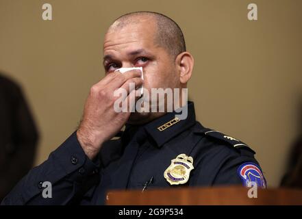 Capitol Police Officer Sgt. Aquilino Gonell wird emotional, als er vor dem House Select Committee, das den Angriff auf das US-Kapitol vom 6. Januar am 27. Juli 2021 im Canon House Office Building in Washington, DC, USA untersucht, bezeugt. Mitglieder der Strafverfolgungsbehörden sagten über den Angriff von Anhängern des ehemaligen Präsidenten Donald Trump auf das US-Kapitol aus. Nach Angaben der Behörden wurden etwa 140 Polizisten verletzt, als sie mit Füßen getreten wurden, Objekte auf sie geworfen und während des Aufstands mit chemischen Reizstoffen besprüht wurden. Foto von Chip Somodevilla/Pool/ABACAPRESS.COM Stockfoto