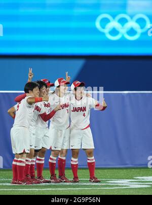 Tokio, Japan. Juli 2021. Die Spieler Japans feiern nach dem Softball-Finale zwischen Japan und den Vereinigten Staaten bei den Olympischen Spielen 2020 in Tokio, Japan, 27. Juli 2021. Quelle: Xue Yubin/Xinhua/Alamy Live News Stockfoto