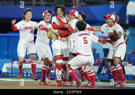 Tokio, Japan. Juli 2021. Die Spieler Japans feiern nach dem Softball-Finale zwischen Japan und den Vereinigten Staaten bei den Olympischen Spielen 2020 in Tokio, Japan, 27. Juli 2021. Quelle: Xue Yubin/Xinhua/Alamy Live News Stockfoto