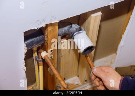 Wartung Klempner Service Home Bad in Reparatur von Kunststoff-Polypropylen Wasserleitungen Stockfoto