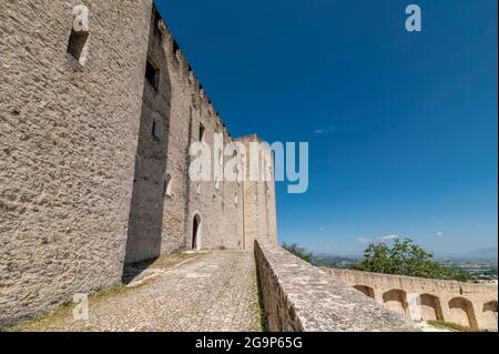 Ein Blick auf die Außenmauern der Rocca Albornoziana im historischen Zentrum von Spoleto, Italien Stockfoto