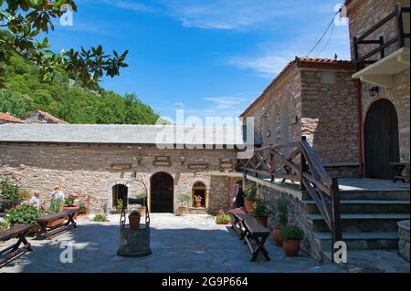 SKIATHOS, GRIECHENLAND - 15. Jun 2021: Byzantinisches Steinkloster. Kloster Evangelistria ('Kloster der Verkündigung'), Insel Skiathos, Nordsporaden Stockfoto