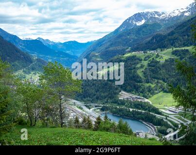 Blick von der Gotthardpassstraße, Schweiz, hinunter ins Tal mit Infrastruktur Stockfoto