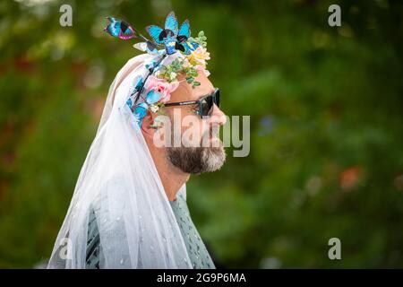 Ein Mann, der als Braut verkleidet ist, als Musikfans genießt das Standon Calling Music Festival 2021 Hertfordshire UK Stockfoto