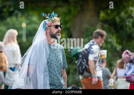 Ein Mann, der als Braut verkleidet ist, als Musikfans genießt das Standon Calling Music Festival 2021 Hertfordshire UK Stockfoto