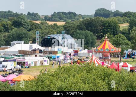 Standon, Hertfordshire, Großbritannien. Juli 2021. Die Leute kommen am Standon Calling Music Festival an, das dieses Wochenende stattfinden soll. Es ist eines der ersten fes Stockfoto