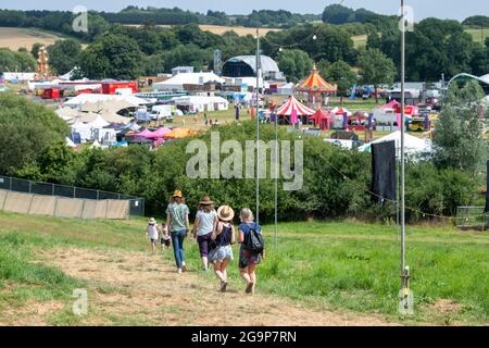 Standon, Hertfordshire, Großbritannien. Juli 2021. Die Leute kommen am Standon Calling Music Festival an, das dieses Wochenende stattfinden soll. Es ist eines der ersten fes Stockfoto