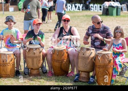 Menschen bei einem Trommelworkshop beim Standon Calling Music Festival 2021 Hertfordshire UK Stockfoto