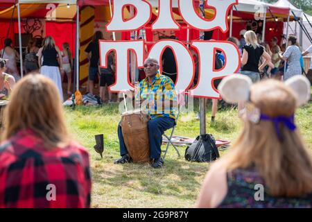 Menschen bei einem Trommelworkshop beim Standon Calling Music Festival 2021 Hertfordshire UK Stockfoto