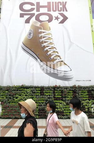 Peking, China. Juli 2021. Die Chinesen gehen am Dienstag, den 27. Juli 2021, an einem neuen Converse Showroom in der Innenstadt von Peking vorbei. Converse, wie viele beliebte US-Sportbekleidungsgeschäfte, hat China als einen seiner wichtigsten Wachstumsmärkte ins Visier genommen, da China weiterhin die westliche Kultur anzieht. Foto von Stephen Shaver/UPI Credit: UPI/Alamy Live News Stockfoto