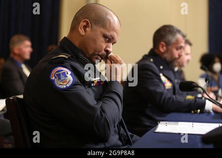 United States Capitol Police Officer Sgt. Aquilino Gonell wird emotional, als er vor dem House Select Committee, das den Angriff auf das US-Kapitol vom 6. Januar am 27. Juli 2021 im Canon House Office Building in Washington, DC untersucht, bezeugt.Quelle: Oliver Contreras/Pool via CNP /MediaPunch Stockfoto