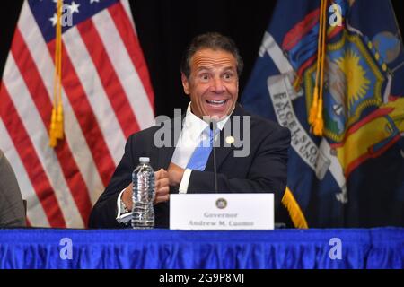 Gouverneur Andrew Cuomo hält eine Pressekonferenz im Yankee Stadium in New York ab. Gouverneur Andrew M. Cuomo kündigt die Zuteilung von 5915 Millionen von t an Stockfoto