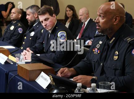 Harry Dunn, Polizeibeamter des US-Kapitols, Daniel Hodge, Offizier des DC Metropolitan Police Department, Michael Fanone, und Sgt, Polizeibeamter des US-Kapitols. Aquilino Gonell gibt am Dienstag, den 27. Juli 2021, vor dem House Select Committee Zeugnis, das den Angriff auf das US-Kapitol vom 6. Januar im Canon House Office Building in Washington, DC untersucht. Etwa 140 Polizisten wurden verletzt, als sie von den Anhängern des ehemaligen Präsidenten Donald Trump mit Füßen getreten wurden, die die Präsidentschaftswahlen 2020 stürzen wollten. Fünf Menschen starben. Pool-Foto von Chip Somodevilla/ Stockfoto