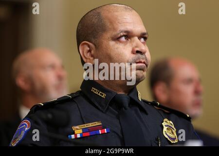 U.S. Capitol Police Officer Sgt. Aquilino Gonell wird emotional, als er vor dem House Select Committee, das den Angriff auf das US-Kapitol vom 6. Januar am 27. Juli 2021 im Canon House Office Building in Washington, DC untersucht, bezeugt. (Foto: Oliver Contreras/Pool/Sipa USA) Stockfoto