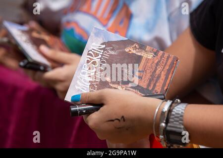 Rom, Italien. Juli 2021. (7/27/2021) Maneskins Fans außerhalb von Campidoglio (Foto: Matteo Nardone/Pacific Press/Sipa USA) Quelle: SIPA USA/Alamy Live News Stockfoto