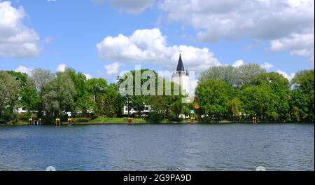 Berlin, 20. Mai 2021, Blick vom Treptower Park über die Spree auf die Dorfkirche Alt Stralau Stockfoto