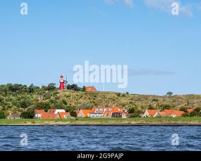 Westfriesische Insel Vlieland mit Leuchtturm Vuurduin auf vuurboetsduin und Ostvlieland Stadt vom Wattenmeer, Friesland, Niederlande Stockfoto