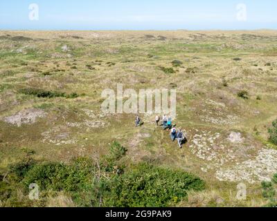 Wandergruppe Wandern in den Dünen des Naturschutzgebietes der westfriesischen Insel Vlieland, Friesland, Niederlande Stockfoto