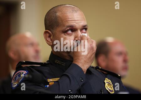 United States Capitol Police Officer Sgt. Aquilino Gonell wird emotional, als er vor dem House Select Committee, das den Angriff auf das US-Kapitol vom 6. Januar am 27. Juli 2021 im Canon House Office Building in Washington, DC untersucht, bezeugt.Quelle: Oliver Contreras/Pool via CNP /MediaPunch Stockfoto