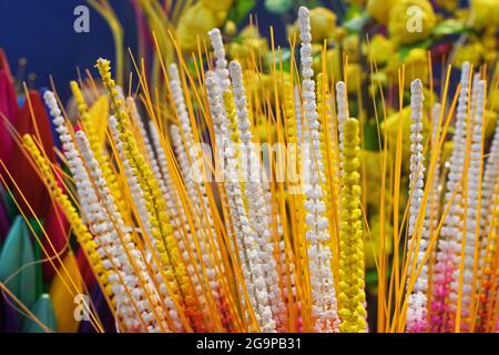 KOLKATA, WESTBENGALEN, INDIEN - 23. NOVEMBER 2014 : aus Schwämmholz hergestellte künstliche farbige Blumen, Kunsthandwerk auf der Handwerksmesse in Kolkata - Stockfoto