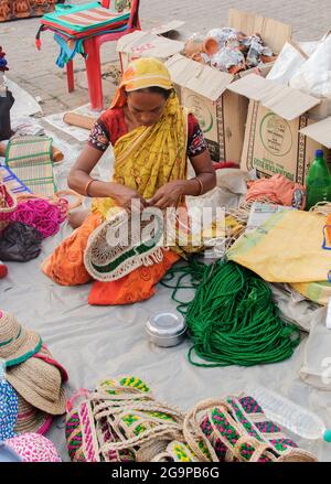 KALKUTTA, WESTBENGALEN, INDIEN - 23. NOVEMBER 2014 : Unidentifizierte indische Frau, die handgemachte Jute-Taschen, Kunsthandwerk auf der Handwerksmesse in Kolk Stockfoto