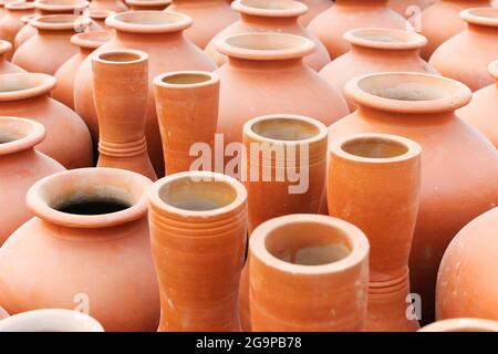 KALKUTTA, WESTBENGALEN, INDIEN - 23. 2014. NOVEMBER : Terrakotta-Töpfe, Kunstwerke des Handwerks, ausgestellt während der Handwerksmesse in Kalkutta. Stockfoto