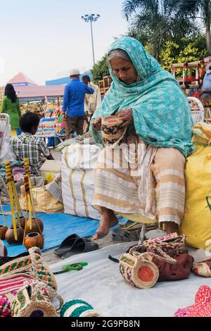 KALKUTTA, WESTBENGALEN, INDIEN - 23. NOVEMBER 2014 : Unidentifizierte indische Frau, die handgemachte Jute-Taschen, Kunsthandwerk auf der Handwerksmesse in Kolk Stockfoto