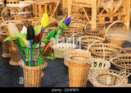 KALKUTTA, WESTBENGALEN, INDIEN - 23. NOVEMBER 2014: Tulip Blumen Knospen und Cane Möbel, Kunsthandwerk auf der Ausstellung in Handwerk Messe in Ko Stockfoto